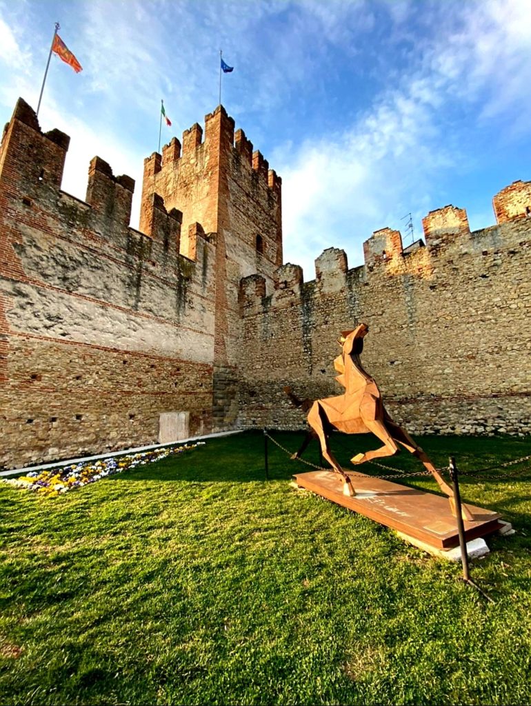 Soave e il cavallo simbolo delle cavalcate che si possono fare nel borgo