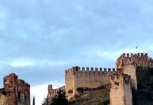 Soave, piccola realtà in provincia di Verona, è stata scelta come Borgo dei Borghi 2022: lo “evidenzia” Monica Pellegrin Soave e le mura che si inerpicano
