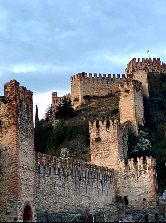 Soave e le mura che si inerpicano