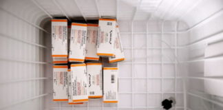 Vaccini, 100 milioni di dosi regalate per evitare magistrati. Libero: alternativa è tenerle in magazzino con costi e a rischio obsolescenza Vaccini