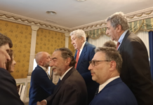 Walter Arbib onora gli eroi sconosciuti dell’Alitalia: diretti da Renato Tarantino salvarono molti ebrei tripolini. I suoi eredi rintracciati grazie a ViPiù Walter Arbib, al centro in alto, con alcuni ospiti della serata