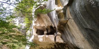 San Giovanni all’Orfento, l’eremo rupestre rifugio abruzzese del papa “arrestato” San Celestino V: ci si arriva… strisciando eremo di san giovanni all'orfento