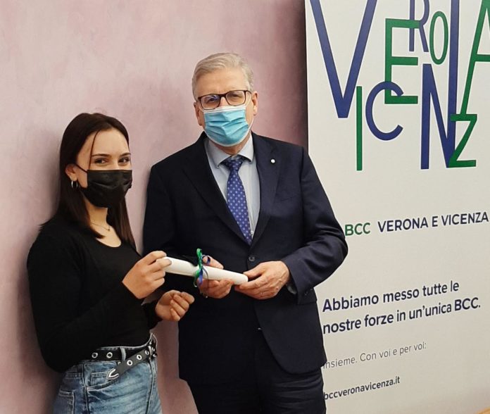 il Direttoril Direttore generale della BCC di Verona e Vicenza, Leopoldo Pilati durante la consegna dei premi ai talenti scolastici di Vicenza e Provinciae generale della BCC di Verona e Vicenza, Leopoldo Pilati