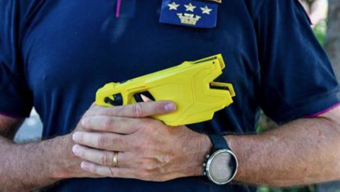 taser veneto vicenza picchia padre