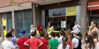 Rettorgole, i bambini della Primaria in ufficio postale. Per conoscere come è cambiata Poste Italiane dalla lettera alla smartphone Rettorgole, i bambini della Primaria in ufficio postale