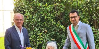Iris Roggi chiede come regalo per il 100° compleanno la visita del sindaco di Vicenza: dieci ultracentenari nelle strutture Ipab di Vicenza 100° compleanno: la signora Iris con il presidente di Ipab di Vicenza Ermanno Angonese (a sinistra della foto) e il sindaco di Vicenza Francesco Rucco.