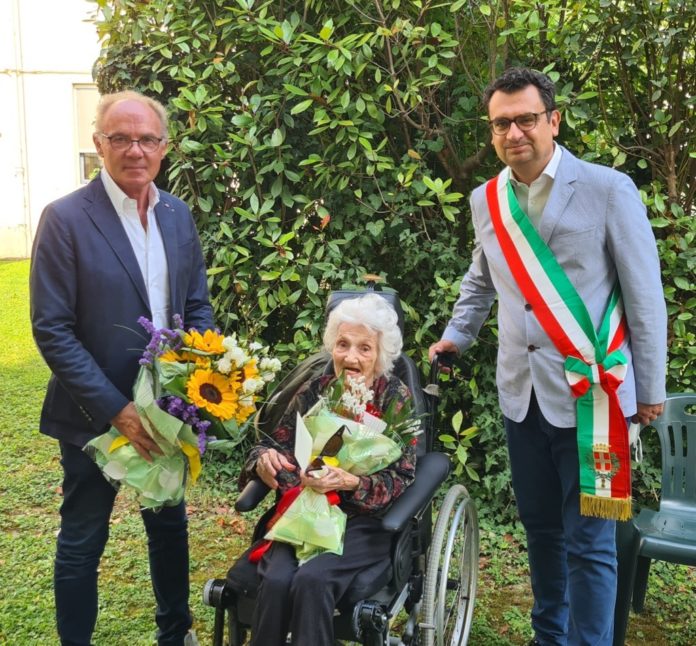 100° compleanno: la signora Iris con il presidente di Ipab di Vicenza Ermanno Angonese (a sinistra della foto) e il sindaco di Vicenza Francesco Rucco.