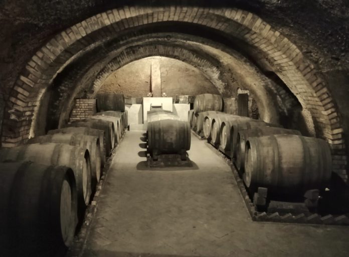 Cantine del Notaio, Bottaia di affinamento in grotta