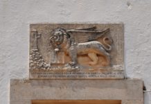 La Cavallerizza della Serenissima in Puglia lungo la strada che da Monopoli porta ad Alberobello: ne scrisse la storia Giuseppe Notarnicola Sulla Cavallerizza della Serenissima scolpito da Cosmo Giannini nel 1946 fu murato il simbolo di San Marco