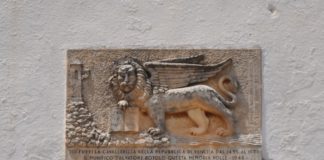 La Cavallerizza della Serenissima in Puglia lungo la strada che da Monopoli porta ad Alberobello: ne scrisse la storia Giuseppe Notarnicola Sulla Cavallerizza della Serenissima scolpito da Cosmo Giannini nel 1946 fu murato il simbolo di San Marco