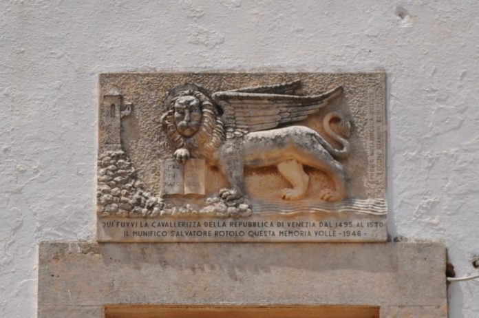 Sulla Cavallerizza della Serenissima scolpito da Cosmo Giannini nel 1946 fu murato il simbolo di San Marco