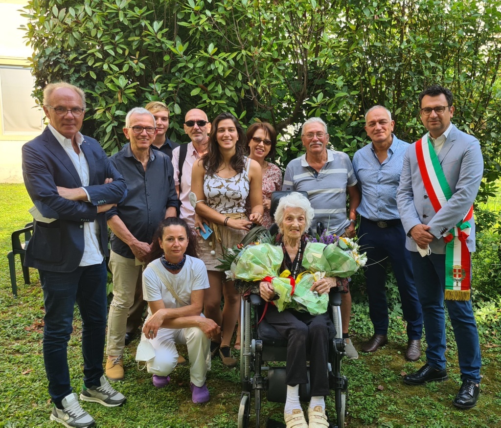 Foto di gruppo con i parenti della centenaria signora Iris. All’estrema sinistra della foto il presidente di Ipab di Vicenza Ermanno Angonese all’estrema destra il sindaco di Vicenza Francesco Rucco