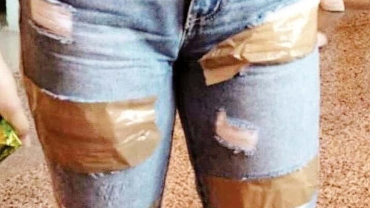 Nastro adesivo sui jeans strappati di una studentessa (foto di repertorio)