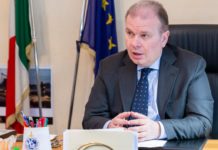 Vicenza, marocchino 28enne pluripregiudicato simula malori e chiede l’intervento dell’ambulanza. Espulso dal questore Paolo Sartori marocchino Paolo Sartori alla sua scrivania alla questura di Vicenza e provincia scuole di