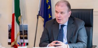 Vicenza, marocchino 28enne pluripregiudicato simula malori e chiede l’intervento dell’ambulanza. Espulso dal questore Paolo Sartori marocchino Paolo Sartori alla sua scrivania alla questura di Vicenza e provincia scuole di