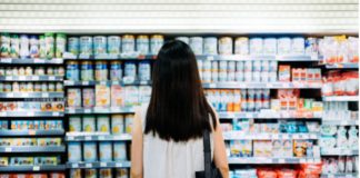 Come ottimizzare la spesa al supermercato Spesa al supermercato, la scelta (Fonte- gettyimages.it, attestazione foto d3sign)