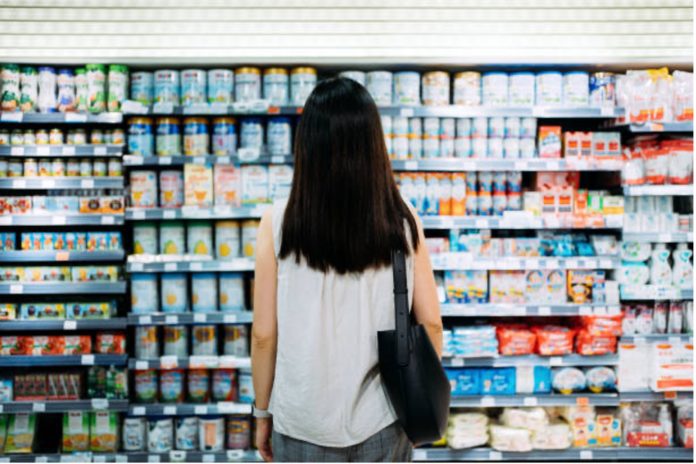 Spesa al supermercato, la scelta (Fonte- gettyimages.it, attestazione foto d3sign)