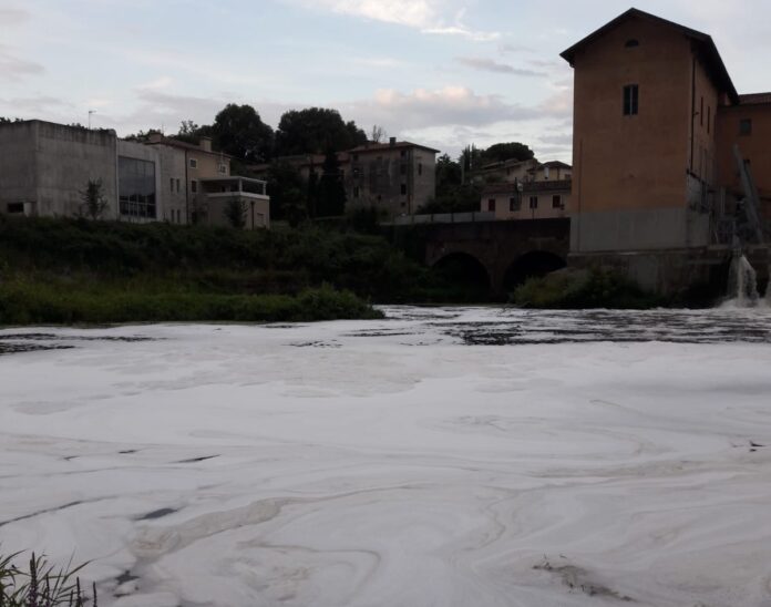 Schiuma nel Bacchiglione a Vicenza. Cristina Guarda (EV): la Regione ammette presenza di inquinanti