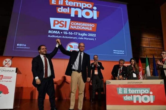 Il rieletto segretario nazionale del Psi, Luca Maraio, festeggiato da Letta