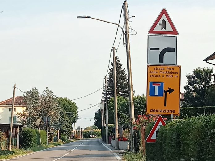 Cartello prima del sottopasso carrabile strada Pian delle Maddalene (foto Comitato Albera No Tir Sì Bretella per la vita)