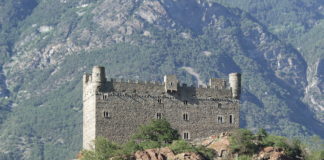 Aosta – Fénis – Chatillon, viaggio nella regione dei castelli: la Via Francigena destinazione Roma, la 4ª tappa dal nord Castello di Ussel Chatillon
