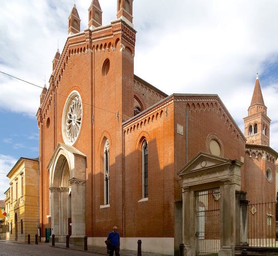 La facciata della Chiesa di Santa Corona