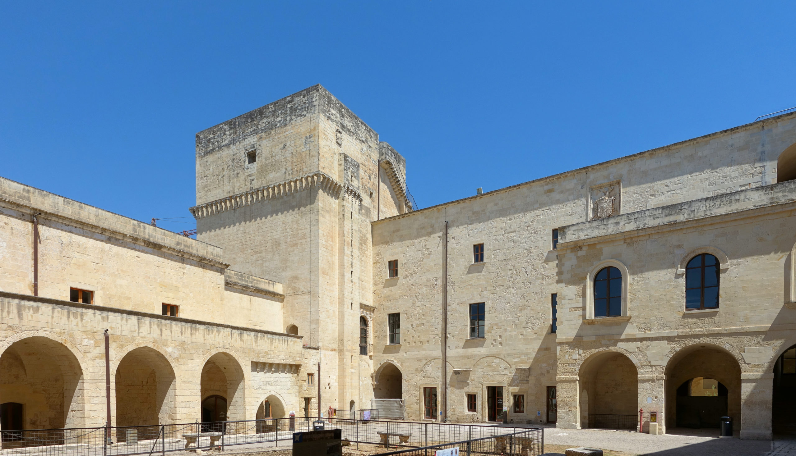 Lecce_chateau_cour