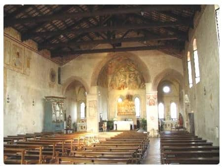 L'interno della chiesa a navata unica culminante in tre cappelle verso il presbiterio