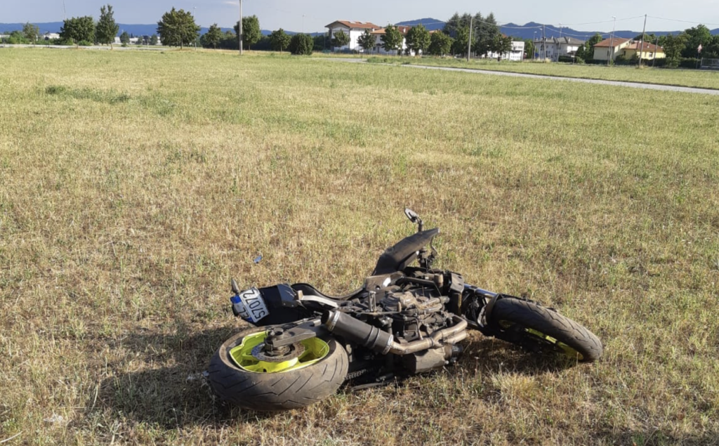 Moto sbalzata in un campo dopo incidente