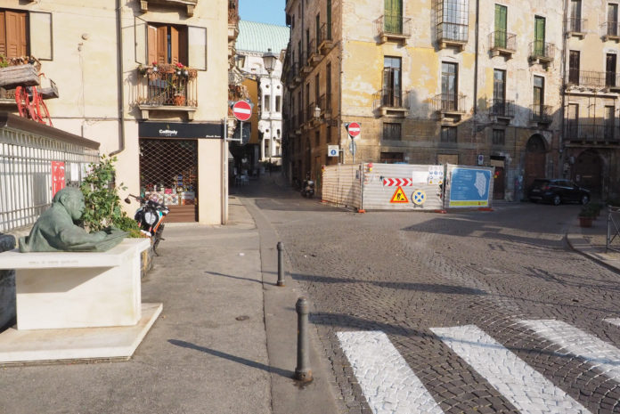 Piazzetta San Paolo ora Largo Neri Pozza (Colorfoto per ViPiù)