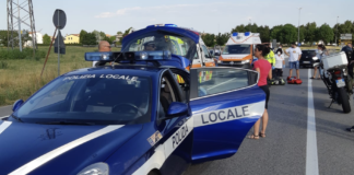 Una motociclista a terra a Tezze sul Brenta non ricorda, Polizia Locale Nordest Vicentino individua la responsabile incidente fuggita Polizia locale Nordest Vicentino compie rilievi dopo un'incidente