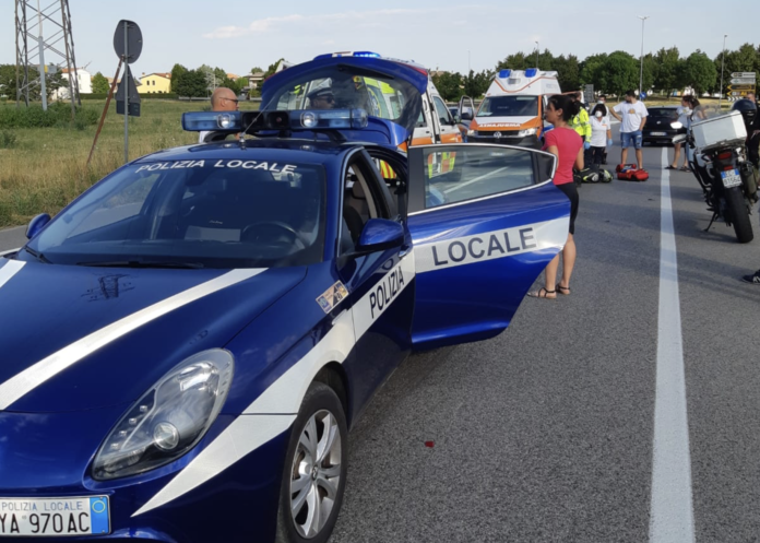 Polizia locale Nordest Vicentino compie rilievi dopo un'incidente