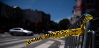 Sparatoria in Kentucky, 5 feriti gravi: è caccia all’uomo “armato e pericoloso”