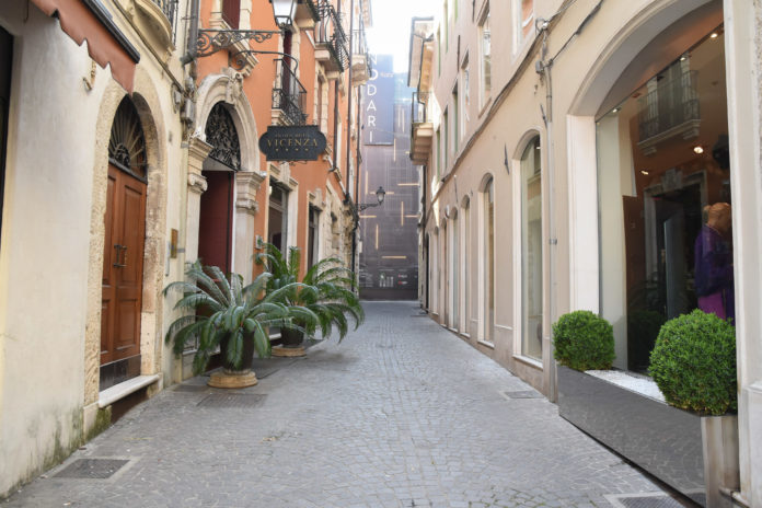 Stradella Dei Nodari( o stradella dei Giudei Vicenza-Toniolo Ilaria-Colorfoto per ViPiù)