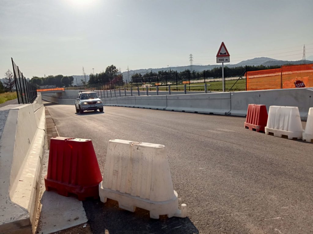 Un veicolo lungo il sottopasso Pian delle Maddalene (foto Comitato Albera No Tir Sì Bretella per la vita)