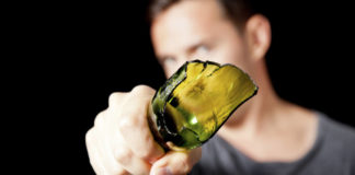 Vicenza, bottigliata a un uomo che difendeva la compagna: denunicato un liberiano 39enne vicenza bottigliata