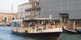 Venezia, scontro tra vaporetto e lancione: due feriti, tre contusi – Video