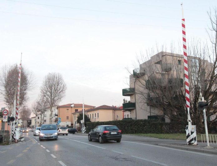 Anconetta, sbarre al passaggio a livello