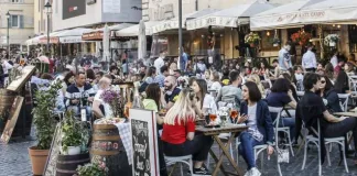 Non dobbiamo farci la guerra tra di noi con termini come YES VAX e NO VAX, Luca Fusaro: il nemico è uno e si chiama Covid SARS-CoV-2 Assembramenti senza mascherina, non obbligatoria ma... indispensabile anche per chi ha il Green pass