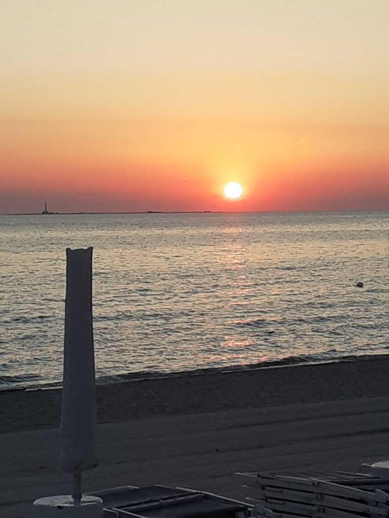 Baia di Gallipoli, un tipico tramonto salentino. Sullo sfondo, la sottile striscia della punta di Sant’Andrea che sta di fronte a Gallipoli