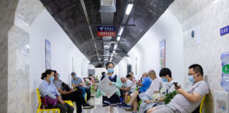 In Cina, per sfuggire al caldo estremo, le persone si rifugiano nei bunker della Seconda Guerra Mondiale bunker