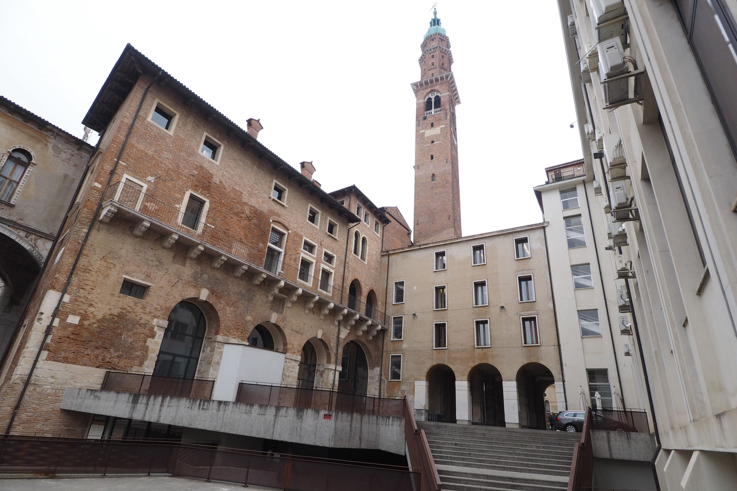 Corte dei Bissari chiamato cortile del tribunale (Vicenza-Francesco Dalla Pozza-Colorfoto per ViPiù)