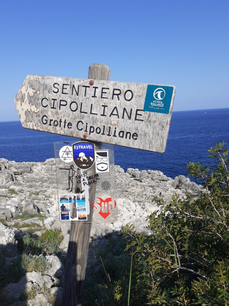 Da non perdere, per gli amanti del trekking, il sentiero Cipolliane. Inizia a sud in località Ciolo e si snoda per 2 chilometri e mezzo tra rocce, mare, profumi di macchia mediterranea