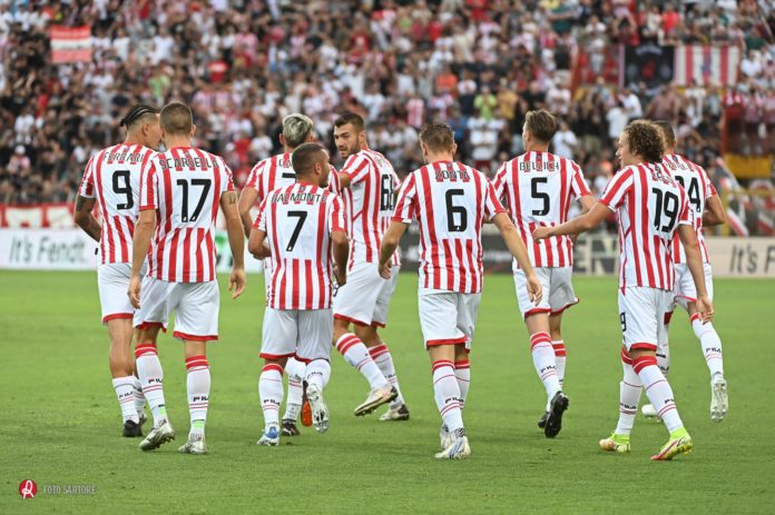 I giocatori dell'LR Vicenza con le nuove maglie per il campionato di Serie C (foto dal sito ufficiale della società)