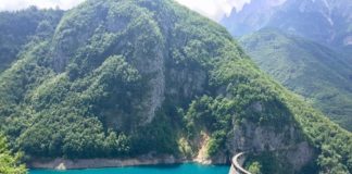 Lago degli Spèccheri, nel basso Trentino, una diga montana dai colori magnifici lago speccheri