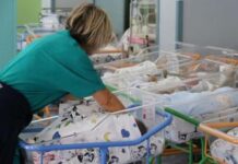 Palermo, mamma senza dimora partorisce in strada e lascia il bimbo in ospedale