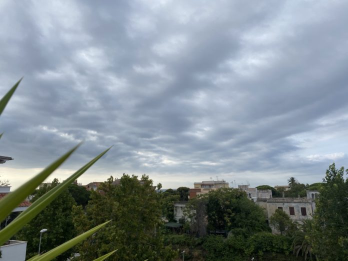 Santa Marinella (Roma), non ci crederete ma, se guardate bene, in fondo c'è il mare