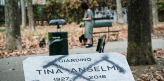 Tina Anselmi: imbrattata con una una svastica la lapide della partigiana a Torino tina anselmi