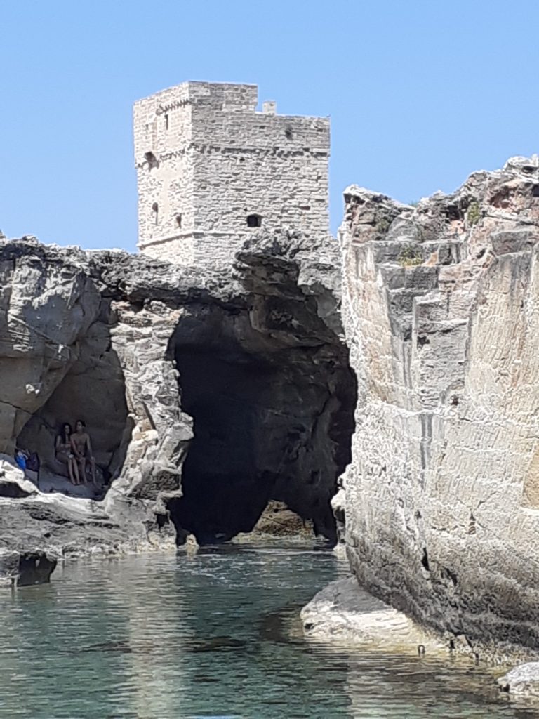 Uno scorcio di Marina Serra, suggestiva insenatura a sud di Tricase caratterizzata dalle sagome “teatrali “dei suoi archi, delle sue rocce, delle sue piscine naturali. Un tempo approdo per naviganti