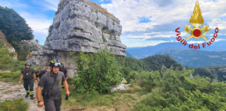 Tragedia sull’Altopiano di Asiago: precipita in un dirupo a Rotzo un trentenne rodigino mentre cerca di recuperare cellulare fidanzata Altopiano di Asiago: vigili del fuoco all'opera